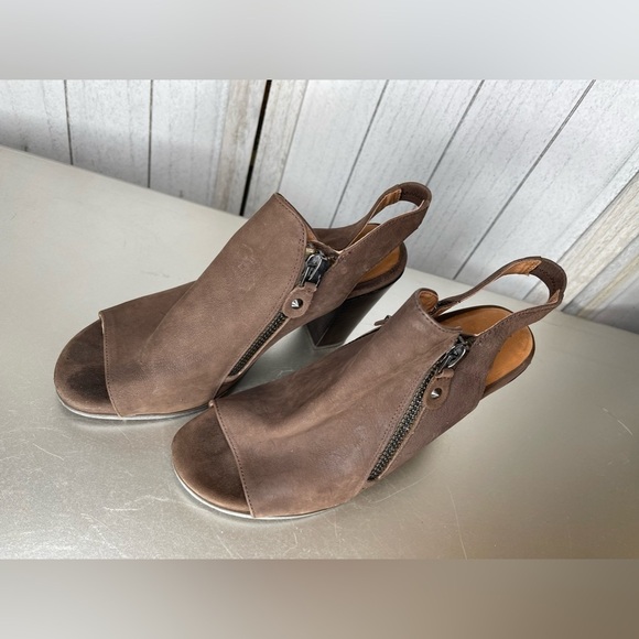 Gentle Souls Womens 8.5 Brown Comfort Block Peep Toe Heels Sandals - Picture 2 of 7